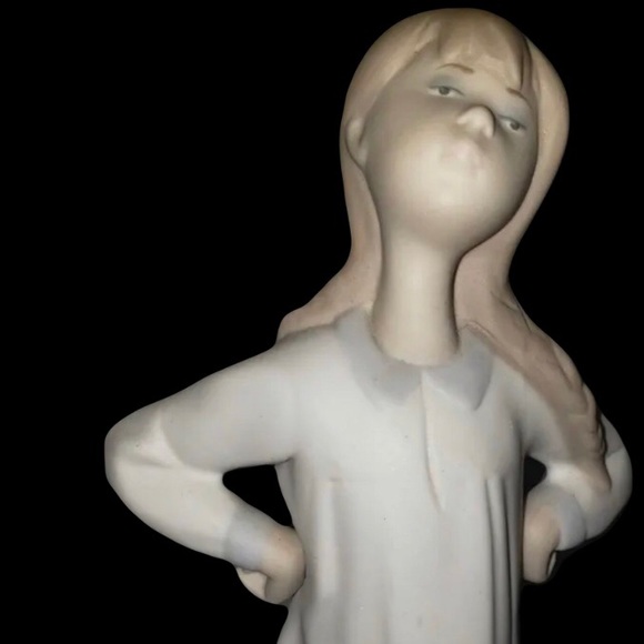 LLADRO #4872 Girl in Nightgown - Picture 4 of 8